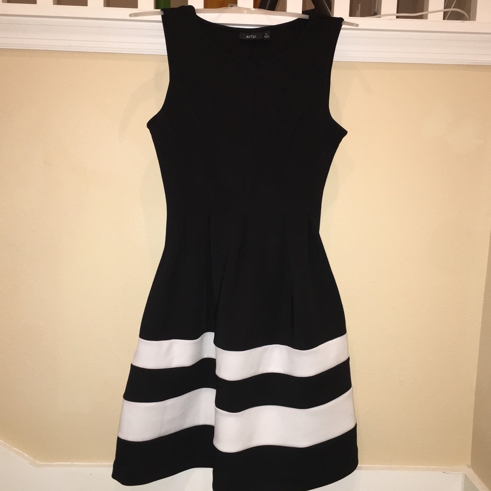 Kohl’s /Apt. 9 Black&White Color Block Scuba Dress